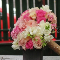 Buchet de mireasa cu trandafiri, eustoma, bouvardia si frezii