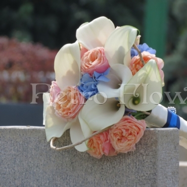 Buchet de mireasa cu cale si trandafiri