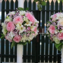 Lumanari de nunta cu trandafiri, frezii si gypsophila