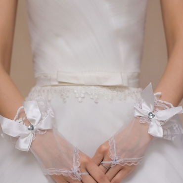 Manusi scurte, pe un deget, accesorizate cu fundite