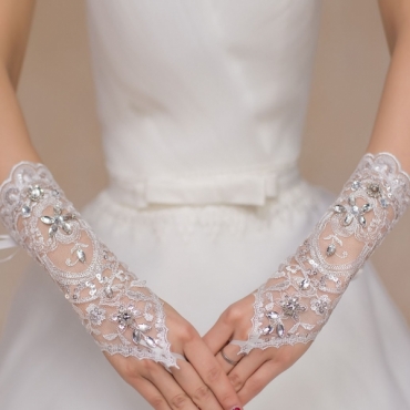 Manusi elegante accesorizate cu pietricele