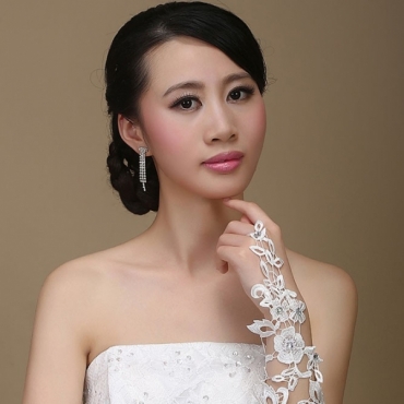 Manusi elegante, accesorizate cu broderie si pietricele