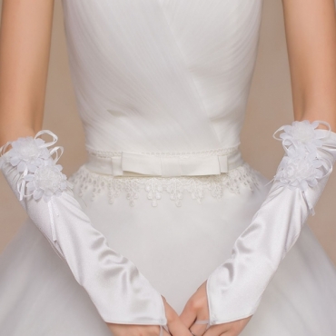 Manusi lungi satinate, accesorizate cu flori din tul
